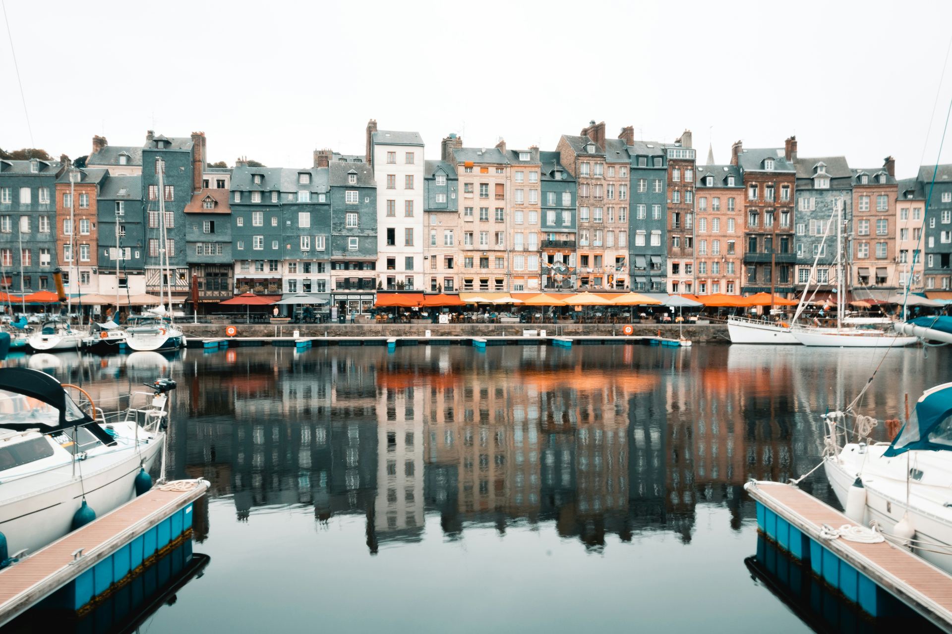 Casas antigas refletidas na água do porto de Honfleur, na Normandia